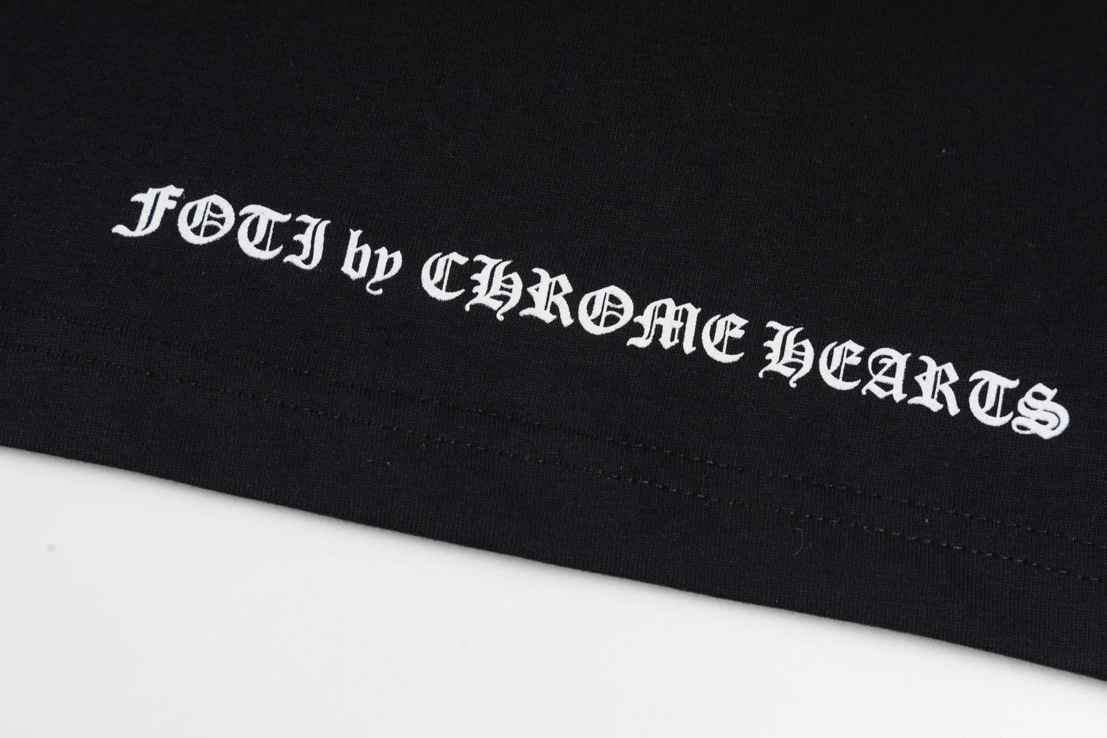 🅿️280 [Exclusive supply] CH Crow Heart Skull Soldier Text Short Sleeve The fabric is made of customized pure cotton, which is soft and smooth to the touch, has good breathability, and is super comfortable on the upper body. The chest is embellished with skull text printing. The printing is delicate and exquisite, and the edges of the letters are super clear! The net is invincible and clean! The upper body is also very stylish and will not collapse! The feeling of slightly dropped shoulders will make the whole person look very thin! It looks good and is comfortable. It can be matched with many types of clothing to create a fashionable look. It has customized accessories, complete with three labels, and the same style for men and women! Size:S/M/L